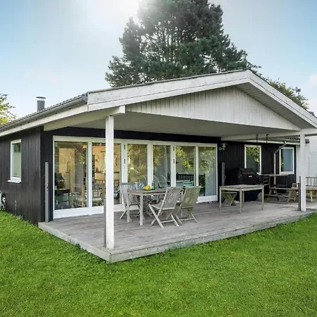 Feriehus 4 Bedroom Stunning In Fårevejle