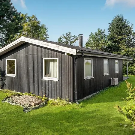 Feriehus 4 Bedroom Stunning In